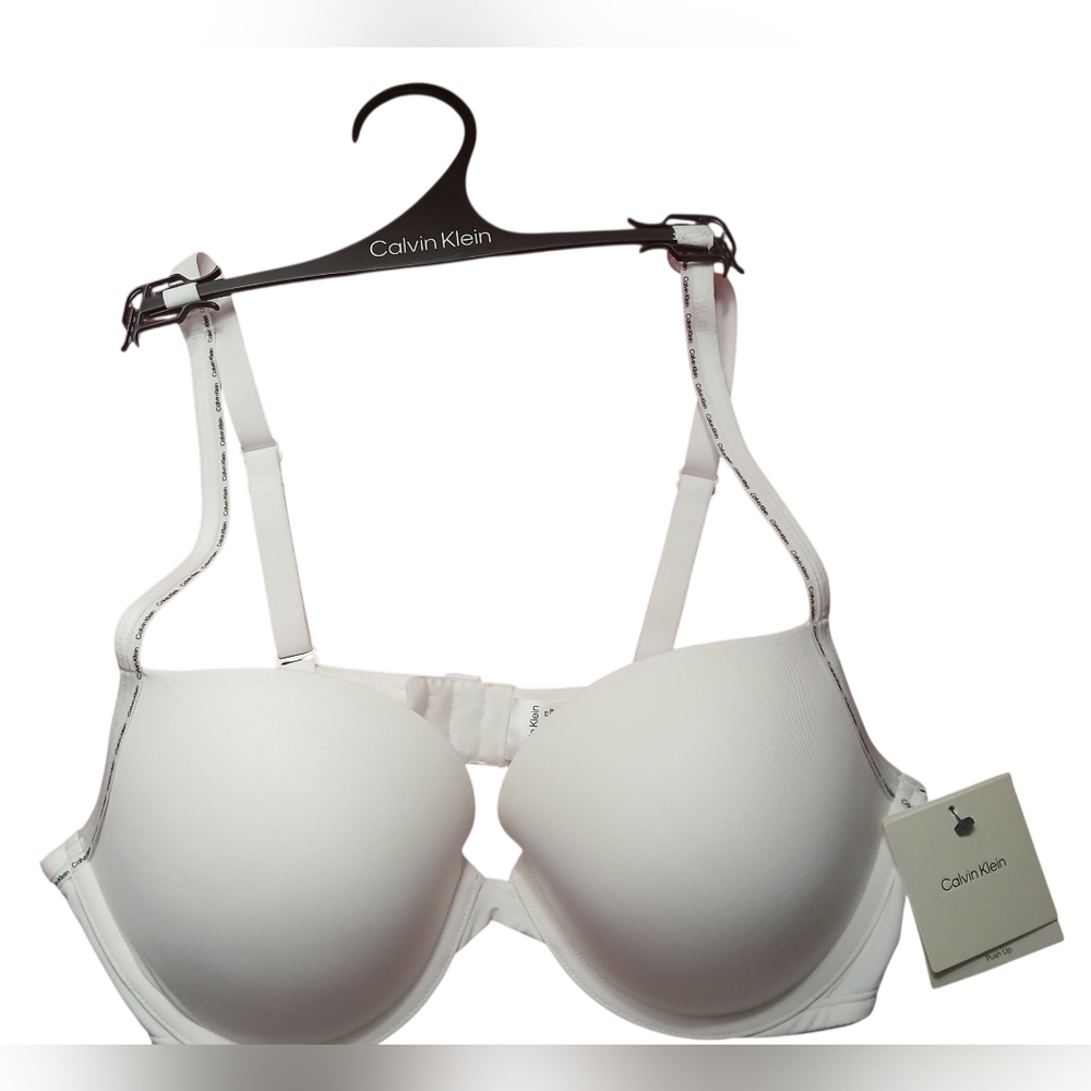 NWT Calvin Klein White Bra Smooth Molded Cup comfortable for your use.